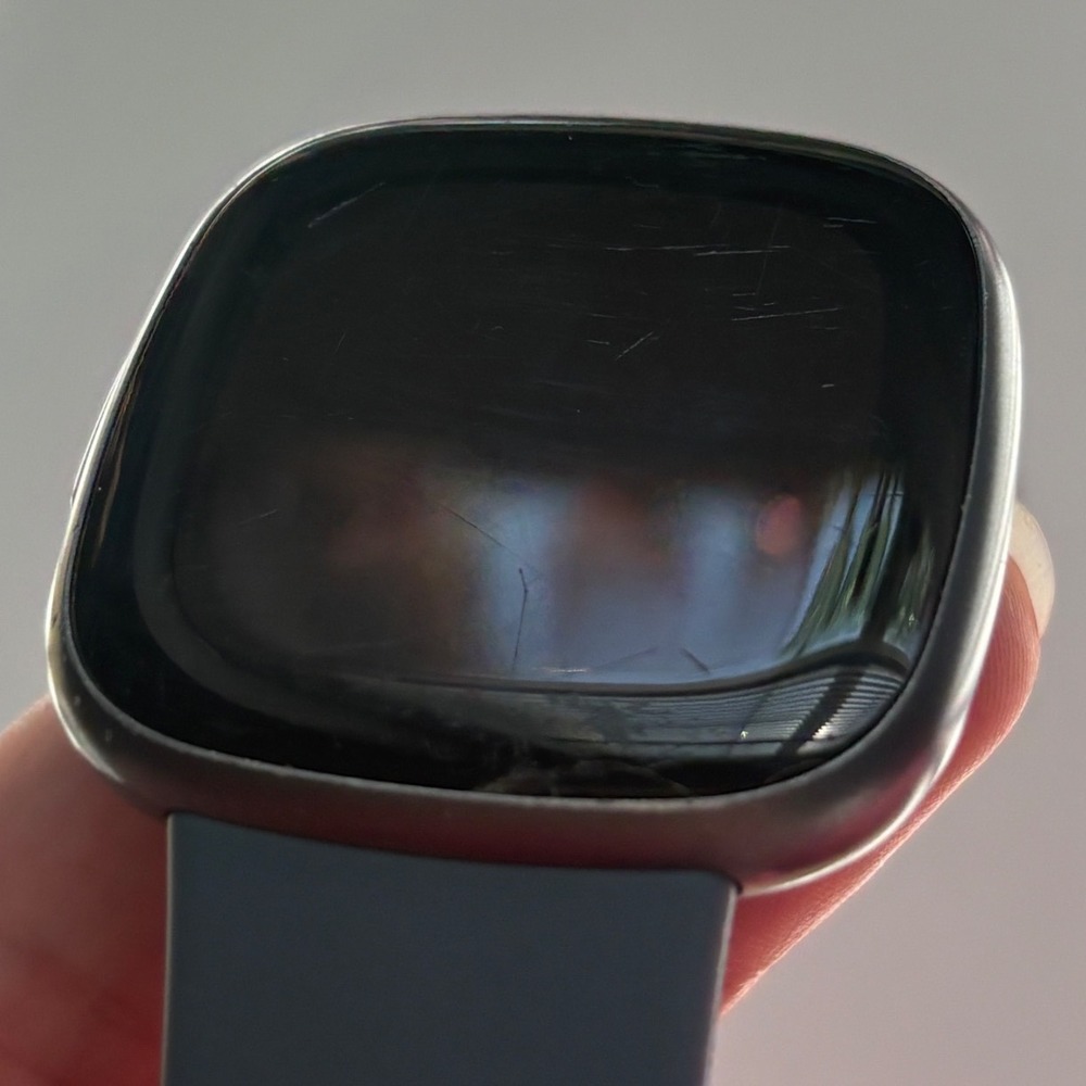 Preowned Fitbit Versa 4 - Picture 7 of 9